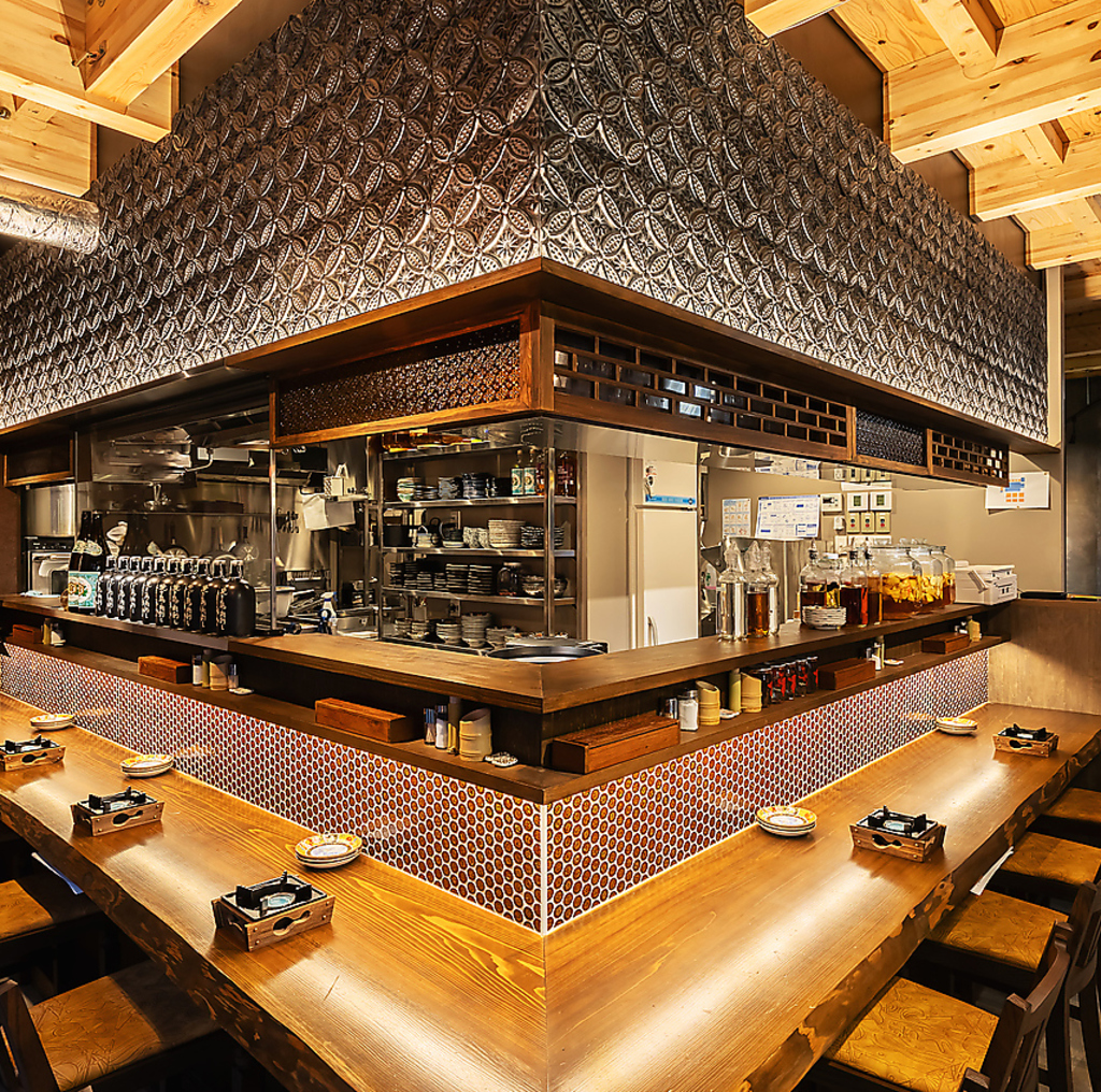 臨場感あふれる人気のカウンター席！　あつあつ料理や焼き鳥をカウンター越しでお受け取りください