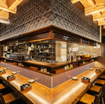 臨場感あふれる人気のカウンター席！　あつあつ料理や焼き鳥をカウンター越しでお受け取りください