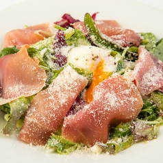 生ハムと温泉卵のシーザーサラダ