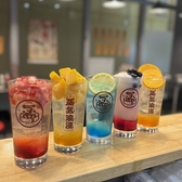 かわいらしく、斬新にデザインされた【蒸気浪漫】のロゴなどをデザインされたグラスにてドリンクをご提供♪ゴロゴロとグラスにたっぷりとフルーツが入った【フルーツサワー】や、青い見た目なのにレモンサワーの味がする【青いレモンサワー】などSNS映えも狙える◎