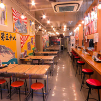 活気溢れる店内で楽しむ炉端焼き