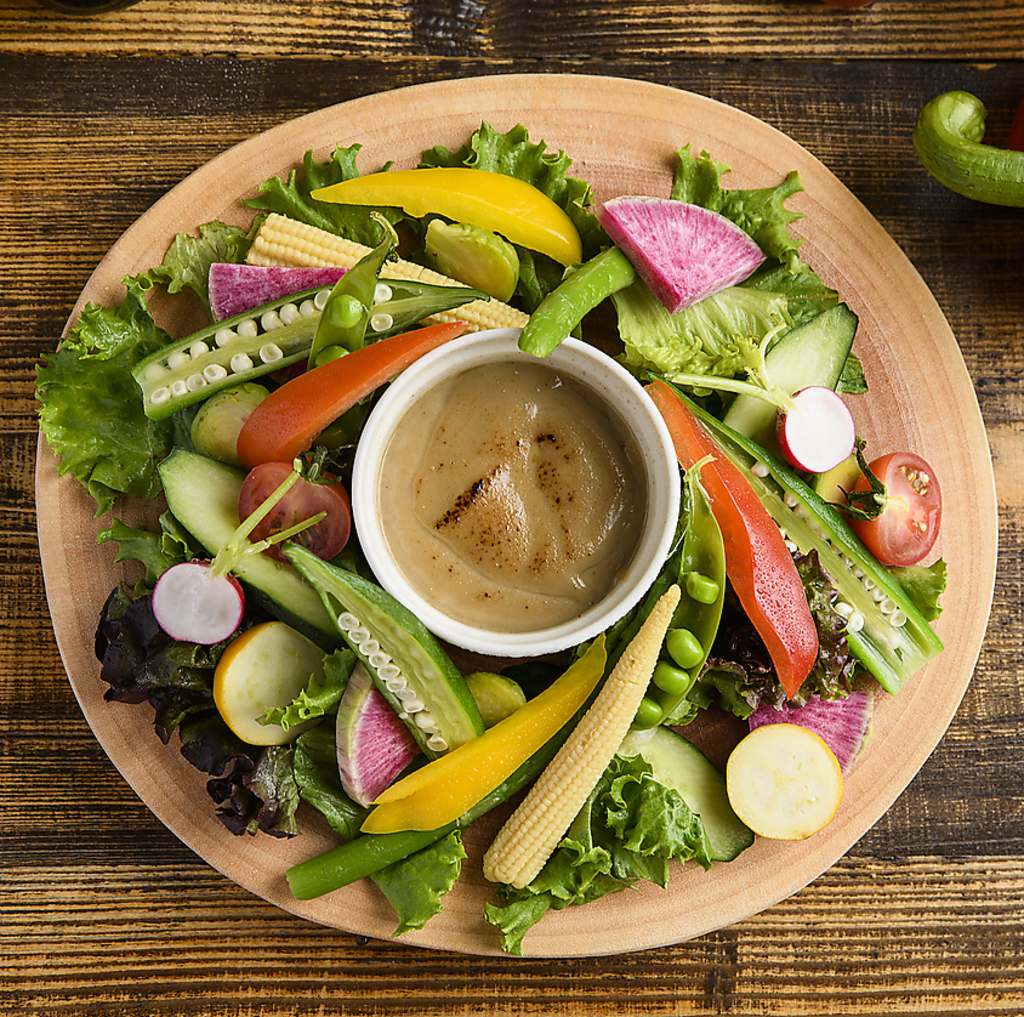 野菜ソムリエ監修のもとで選りすぐりの旬な野菜を特製バーニャソースでどうぞ♪