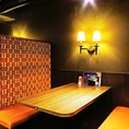 【2名様～4名様向けのテーブル席】隣と仕切られたBOX型のお席や半個室風のお席などを多数ご用意しています。高級感のあるテーブル席ならお祝いごとにもおすすめです。