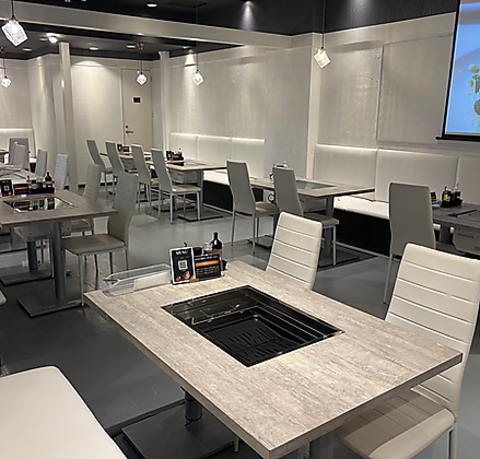 無煙ロースター完備の清潔な店内！サラダバーも大好評♪