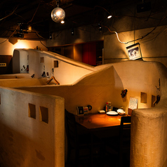 【1Ｆ：テーブル席】仕切りがあるので周りの目を気にせずお過ごしできます