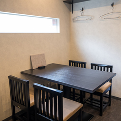 気の置けない友人との贅沢な飲み会におすすめなのが、テーブル席です。美味しい料理と全国各地から厳選した日本酒を囲んで、楽しい時間をお過ごしください♪