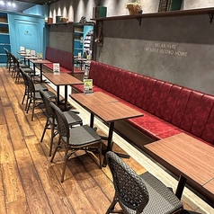 ソファー席はゆったりと過ごせるスペースになっております。