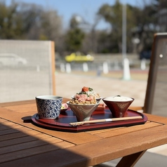 テラス席が８席をご用意。大切なペット同伴でのお食事が可能です。開放感あふれる空間で、桜の時期、お花見の時期に自然を感じながらお食事を楽しむことができます。これから暖かくなる時期におすすめです
