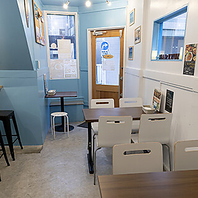 明るく開放感あふれる店内！南国気分で癒されます♪