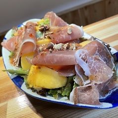 生ハムと桃のサラダ