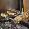 炭火を使ってじっくり焼きます。肉も魚もジューシーに仕上がります。