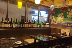 色々な日本酒が並んでいて上を見上げるとサーフボードがあったりオシャレなテーブル席になっています。最大10名様まで可能です。