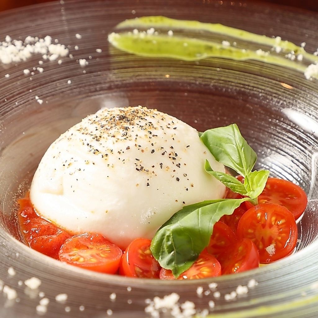 【贅沢ブラータチーズのカプレーゼ】クリーミーなブラータチーズはトマト・バジルソースと相性抜群！