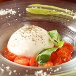 【贅沢ブラータチーズのカプレーゼ】クリーミーなブラータチーズはトマト・バジルソースと相性抜群！