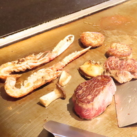 ライブ感を楽しめる鉄板料理の調理風景