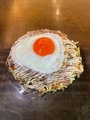 料理メニュー写真&nbsp;大阪焼　あじくらやスペシャル（いか　豚　すじ　こんにゃく　赤鶏卵目玉焼き）