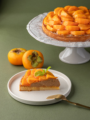 PERSIMMON & HOJICHA PUDDING TART<柿とほうじ茶プリンのタルト>