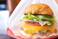 沖縄のブランド豚「やんばる島豚あぐー」を使ってます