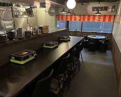 広いカウンター席でゆっくりと飲みたい方にはおすすめの席♪1名様から3名様までご案内しております。