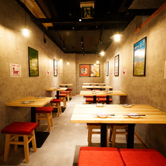 【お洒落なテーブル席と店内雰囲気♪】こだわりは心から全てのお客様にくつろぎ楽しんでいただくこと♪ 私どもがその空間づくりを全力でお手伝いさせていただきます！記念日や接待に誕生日など,様々なシュチュエーションにも対応させていただきます◎栄で居酒屋をお探しの方は是非当店へご来店ください！