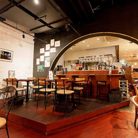 海外の市場や食堂をイメージした温かい雰囲気の空間◎