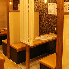 4名様までのご利用に最適なテーブル席は、周囲を気にせず、ゆったりと串焼きとお酒を堪能できます。気の置けない仲間との飲み会やご家族でのお食事にご利用ください。