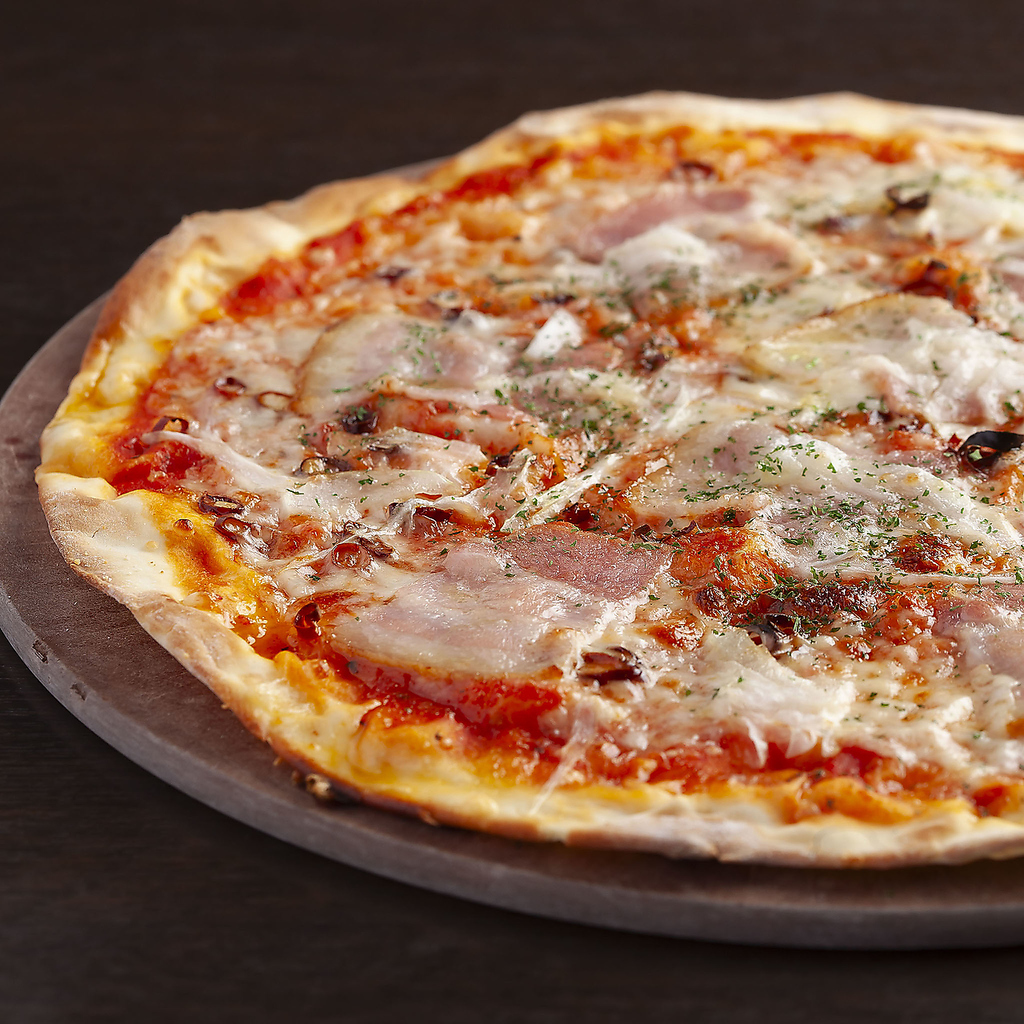 ジュワッと香る焼きたての香りが食欲を刺激する特製ピザ。香ばしい生地と具材が絶品の味わいを演出。