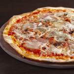 ジュワッと香る焼きたての香りが食欲を刺激する特製ピザ。香ばしい生地と具材が絶品の味わいを演出。