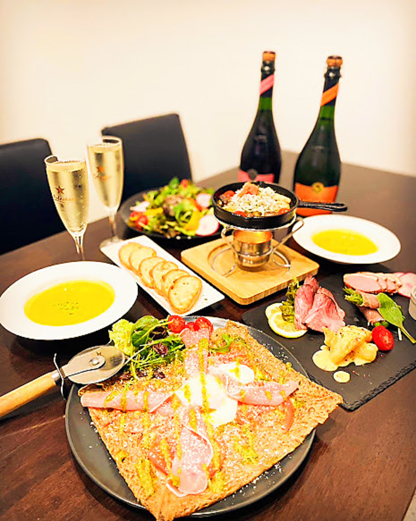 ガレットコースは、サラダ、前菜、スープ、アヒージョと盛りだくさん☆全11品・2時間飲み放題付