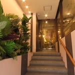 上野の森の傍に佇む荘厳な風格は食欲を駆り立てます。