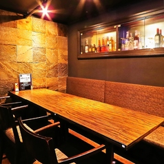 【4名様~8名様向けのテーブル席】温かみのある照明で落ち着いた雰囲気を演出しております。周りが仕切られたBOXのお席なら、人目を気にすることなくお楽しみいただけます。