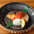 料理メニュー写真 銀鮭腹身いくらのせ