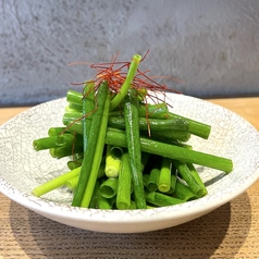 枝豆、餅豆腐の冷奴、わさび胡瓜、寿司屋玉子のおつまみブリュレ、やみつきネギナムル