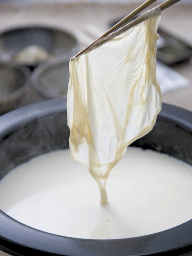 引き上げ湯葉は目の前で出来たてを堪能できると人気です。