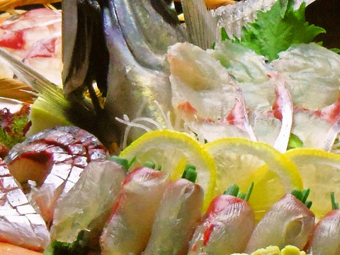 長崎のブランド魚「天然ごんあじ」が食べられる。コース料理も提供している。