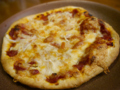 料理メニュー写真 自家製パイ生地のチキンピザ/ミンチピザ