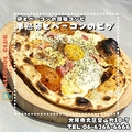 料理メニュー写真 半熟卵とベーコンのピザ