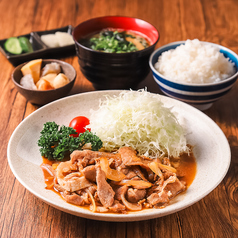 【ボリューム満点】やわらか豚肉と生姜の香りが食欲をそそる生姜焼き定食♪の写真