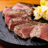 仕事帰りの一杯にぴったり！カウンター席で焼きたての厚切り牛タンと塩レモンサワーをサクッと堪能。飲み放題付き宴会も対応可能です。