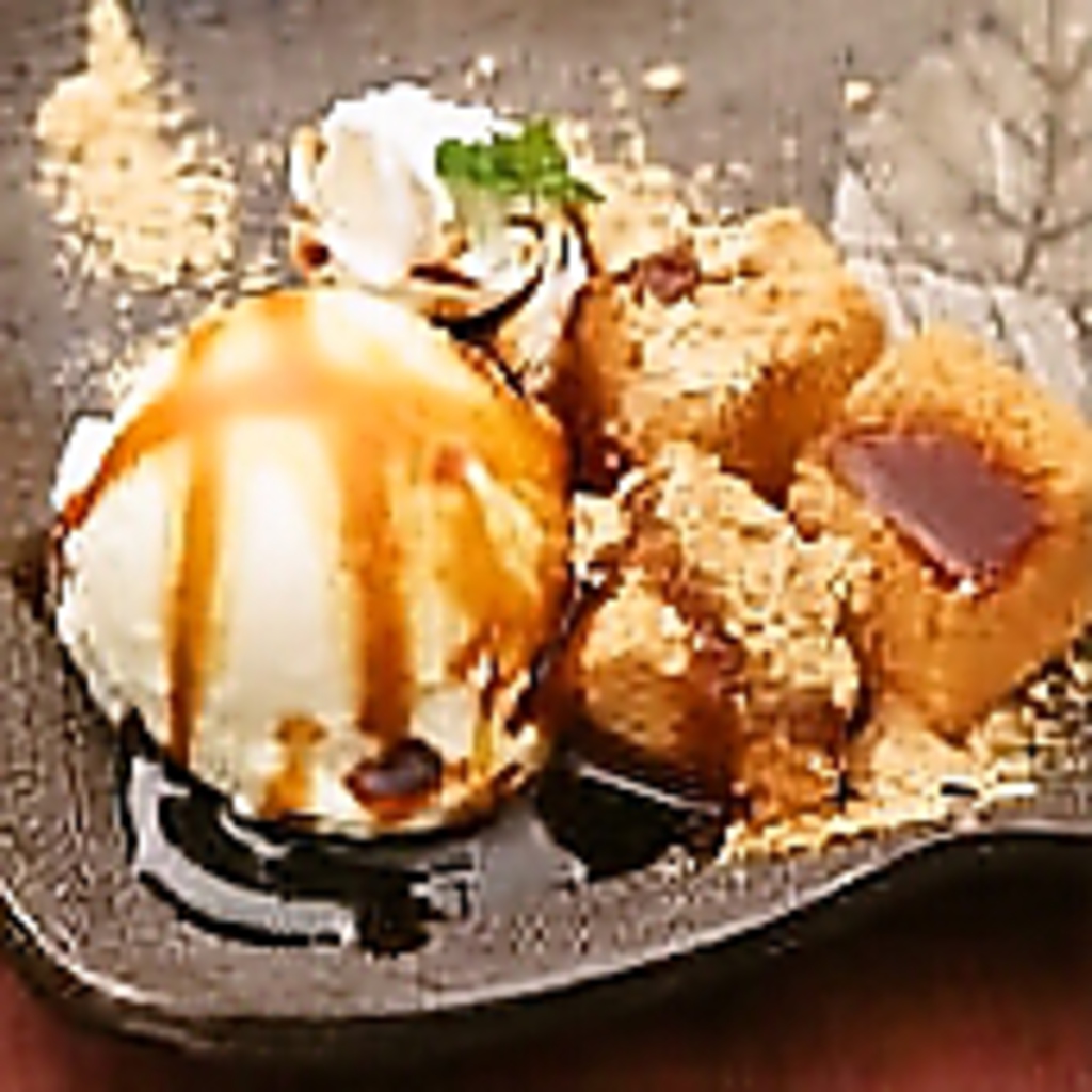 「わらび餅アイス」は大人気の名物デザート♪ひんやり冷たいアイスクリームにきなこと黒蜜がマッチ◎