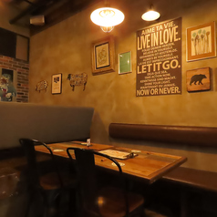 レイアウトを自在に変更できるテーブル席をご用意しております◎テーブルを組み合わせることで、最大26名様までの団体様でもゆったりとご利用いただけるベンチシート＆古材テーブルのエリアがございます。幅広いシーンでお楽しみください！