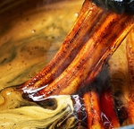 肉厚な活〆真穴子を白焼きしたのち炙り、秘伝の煮だれでさっと炊いた独自製法で作る逸品をご賞味アレ