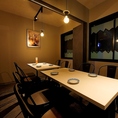 ●完全個室●8名様から最大12名様利用の『完全個室席』は予約必須です！窓際の個室で語らいながら鳥とお酒をお楽しみください。2組様限定になりますのでお早めのご予約をオススメします♪お電話でもお席の確認・ご予約承ります！※最大人数での利用の場合席が狭くなります。予めご理解了承ください。