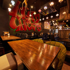 異国情緒あふれる店内。キッチンからスパイス香る店内で、お酒も会話も進むこと間違いなし。30～50名様で貸切利用も可能です。（※最低保証料金を設けさせていただく場合があります。）