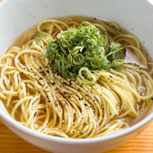 ラーメン屋と日本酒利き酒師、二つの顔を持つ店主が厳選した特別なメニューが並びます。〆にぴったりのあっさりした羅臼昆布のしおラーメンや、焼肉と相性の良い日本酒・ワインを多数ご用意。お料理とのマリアージュを心ゆくまでお楽しみください。