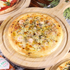 チーズたっぷりエビのピザ