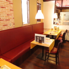 ゆっくりと寛ぎながらお食事をお楽しみいただけるソファー席をご用意しております。ご友人でのグループ飲みや女子会にもぴったりのお席です。皆さんで当店自慢のお料理とドリンクを心ゆくまでお楽しみください。広々としたソファーでリラックスしながら贅沢なお食事の時間をお過ごしいただけます。是非ご利用ください。