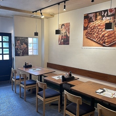 【テーブル席：２名様×１卓】ゆったりとした席で宴会にうってつけです◎