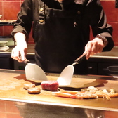 ライブ感溢れる調理風景が楽しめるカウンター席。デートや記念日利用にもおすすめです。