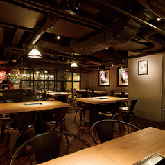 テーブル席:大人な雰囲気の店内でこだわりの熟成肉をご堪能ください。